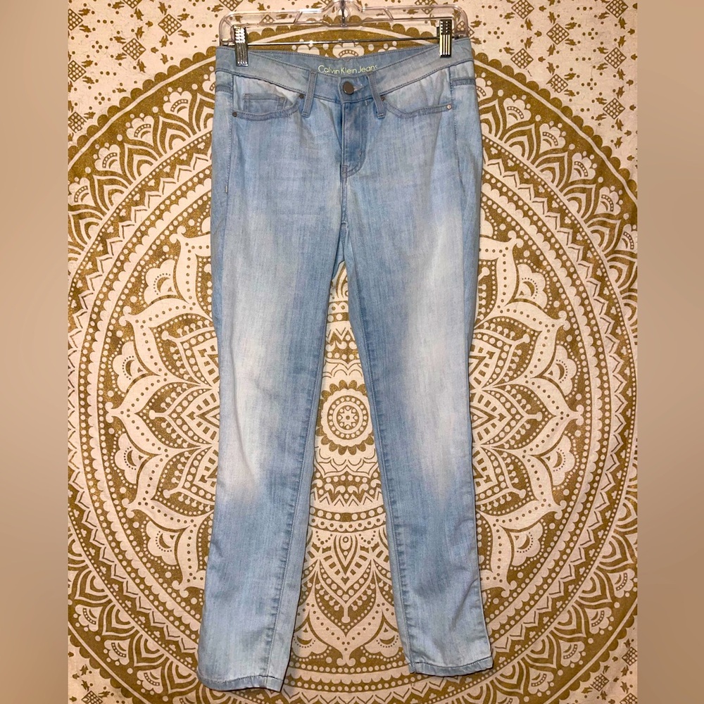 “CALVIN KLEIN” LADIES LIGHT WASHED ANKLE SKINNY JEANS WITH POCKETS, SIZE 4